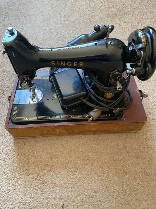 Singer Sewing Machine AM041181 Vintage Black with Lens And Storage Case 1954 - Niks And Knacks